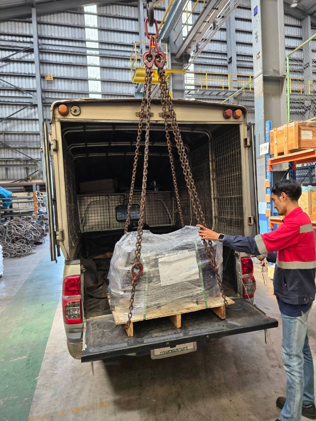 Industrial chain installation - hoisting heavy chain assembly on-site